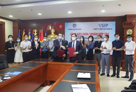  Trường Đại học Vinh và Công ty TNHH VSIP Nghệ An tổ chức lễ ký kết Thỏa thuận hợp tác 