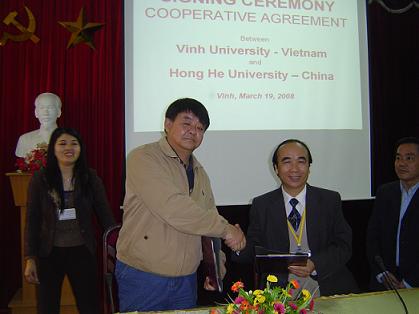 Trường Đại học Vinh và Trường Đại học Hồng Hà (Trung Quốc) ký văn bản hợp tác song phương