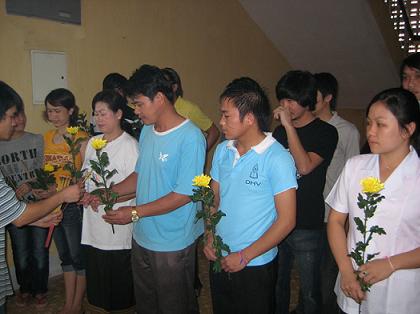 Cán bộ và sinh viên trường đại học Vinh tưởng niệm các nạn nhân xấu số của trận động đất tại Tứ Xuyên, Trung Quốc.