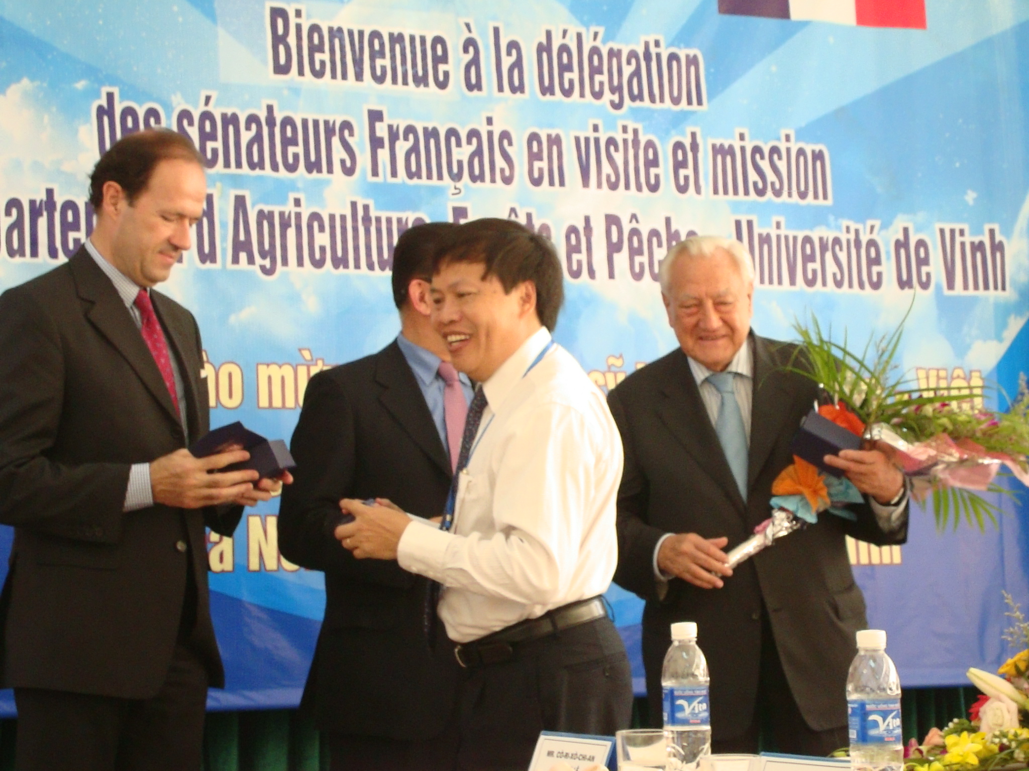 Đoàn thượng nghị sĩ Pháp đến thăm và làm việc với Khoa Nông Lâm Ngư – Đại học Vinh