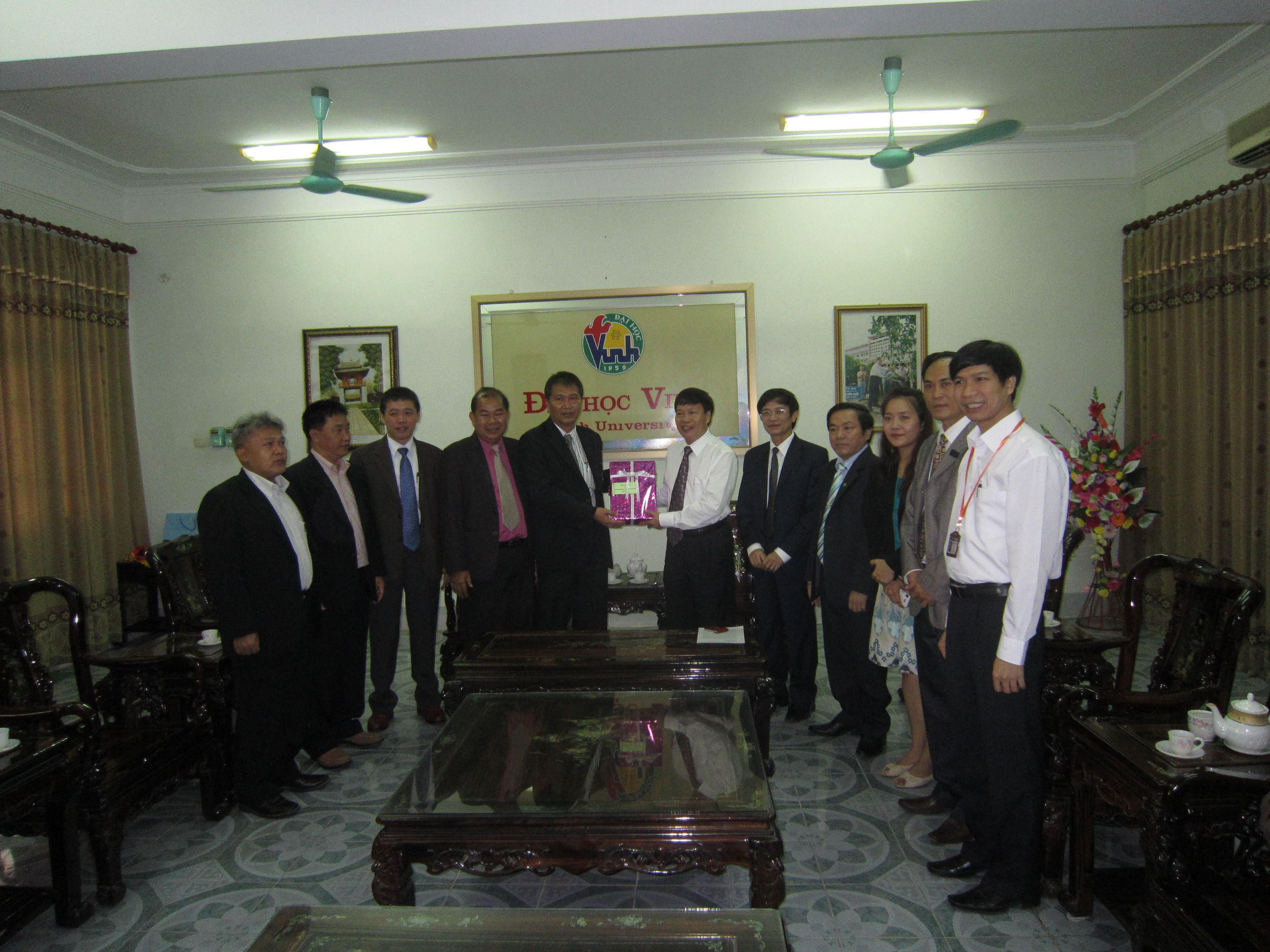 Đoàn cán bộ trường Đại học Ubon Thani Rajabhat – Thái Lan thăm và làm việc với trường Đại học Vinh
