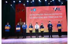 Tỉnh đoàn - Hội Sinh viên tỉnh và Quỹ học bổng VAS - Vươn cao tinh thần Việt trao tặng máy tính cho sinh viên Trường Đại học Vinh