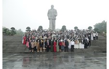 Trường Đại học Vinh tổ chức Lễ Dâng hoa báo công tại Quảng trường Hồ Chí Minh