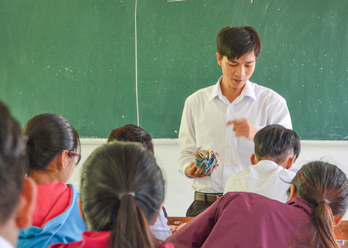 Cựu sinh viên Trường Đại học Vinh vượt biển dạy học
