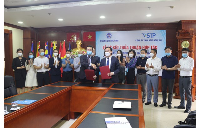 Trường Đại học Vinh và Công ty TNHH VSIP Nghệ An tổ chức lễ ký kết Thỏa thuận hợp tác 