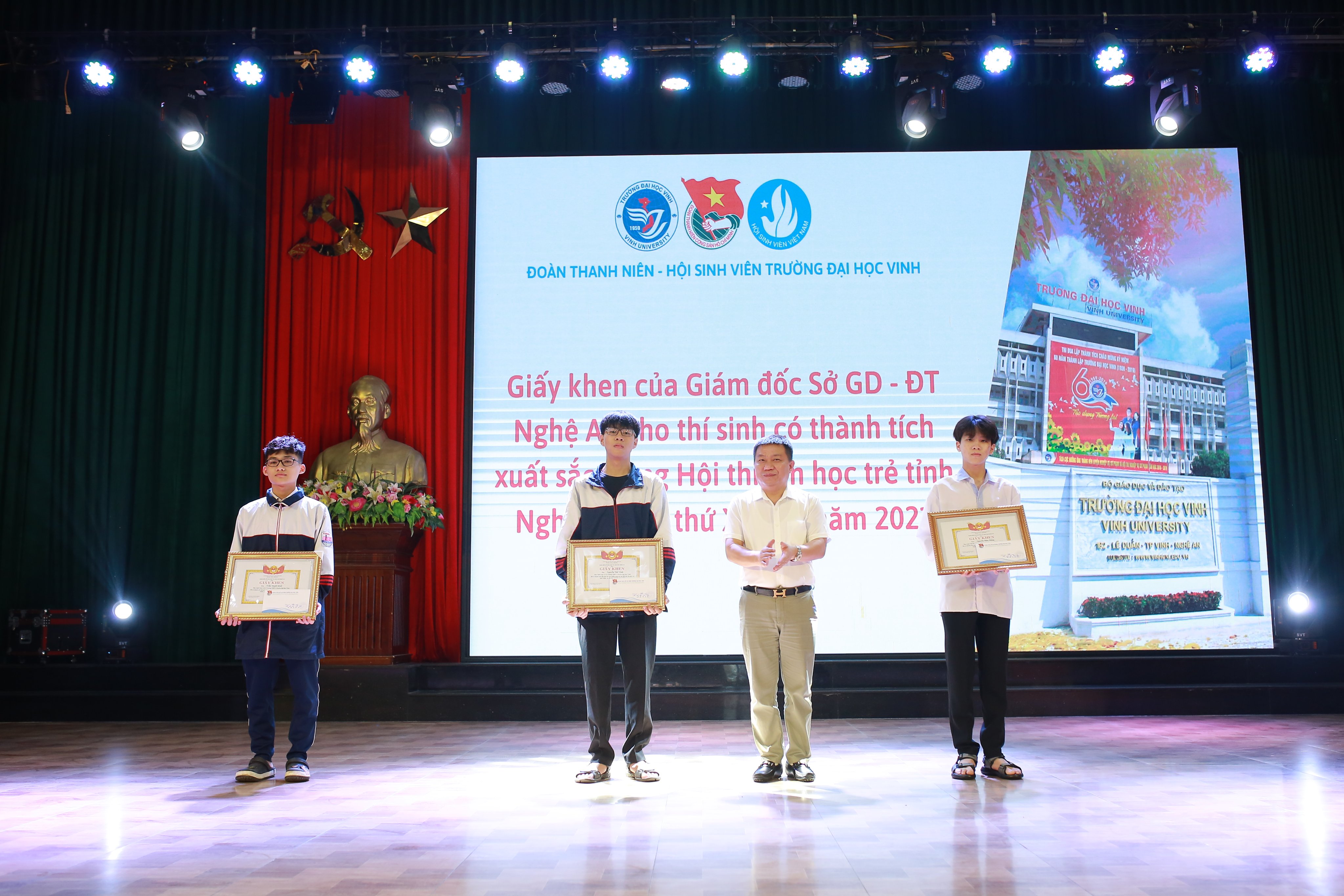Học sinh Trường Đại học Vinh giành giải cao tại Hội thi "Tin học trẻ" tỉnh Nghệ An năm 2021