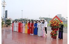Hội Sinh viên trường Đại học Vinh tổ chức Lễ báo công tại tượng đài Bác Hồ đặt tại Quảng trường Hồ Chí Minh